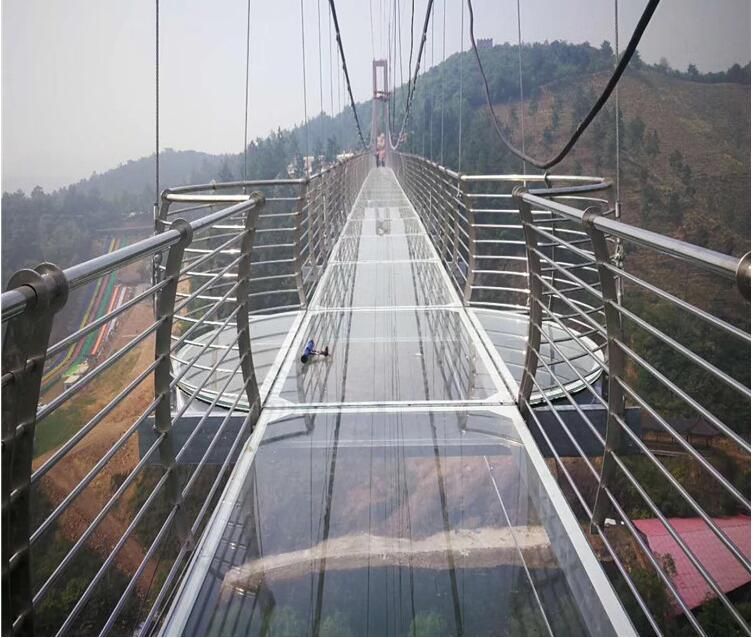 玻璃吊橋